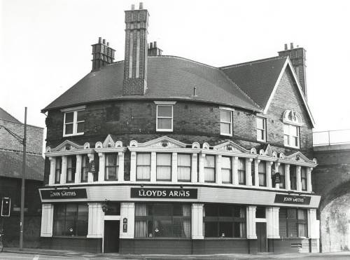 Lloyds Arms public house